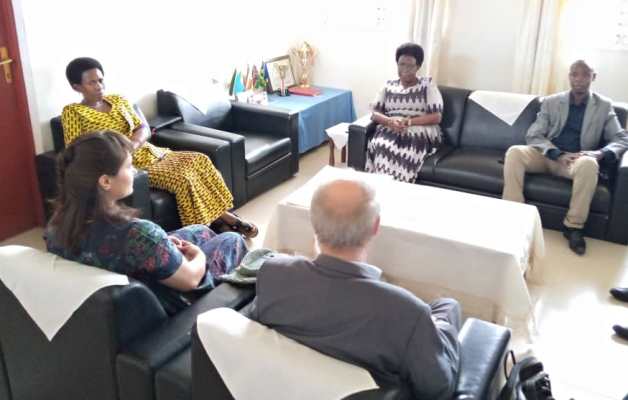 Rencontre informelle entre partenaires dans un salon