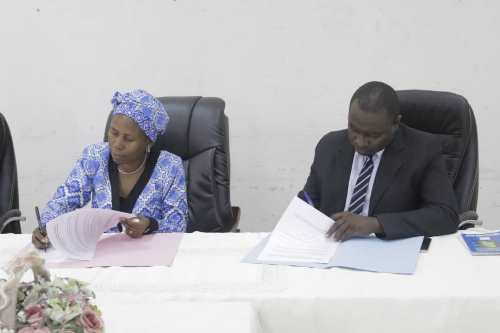 Signature d'une convention entre deux responsables