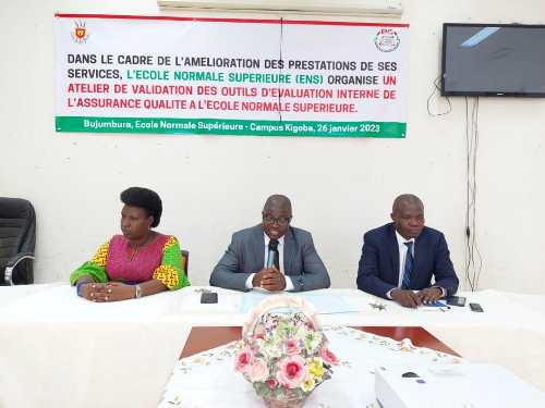 Officiels lors de l'atelier de validation des outils d'assurance qualité
