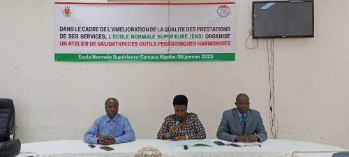 Officiels lors de l'atelier de validation des outils pédagogiques