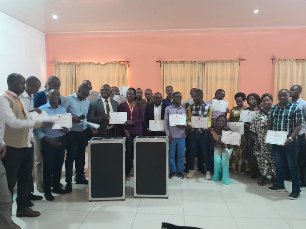 Remise de certificats après une formation sur l'Ideas Cube
