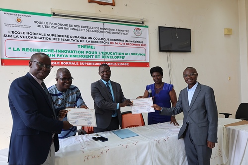Remise de certificats lors du colloque régional