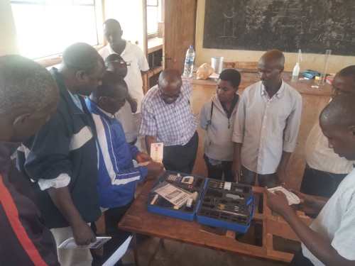 Démonstration de matériel didactique en salle de classe