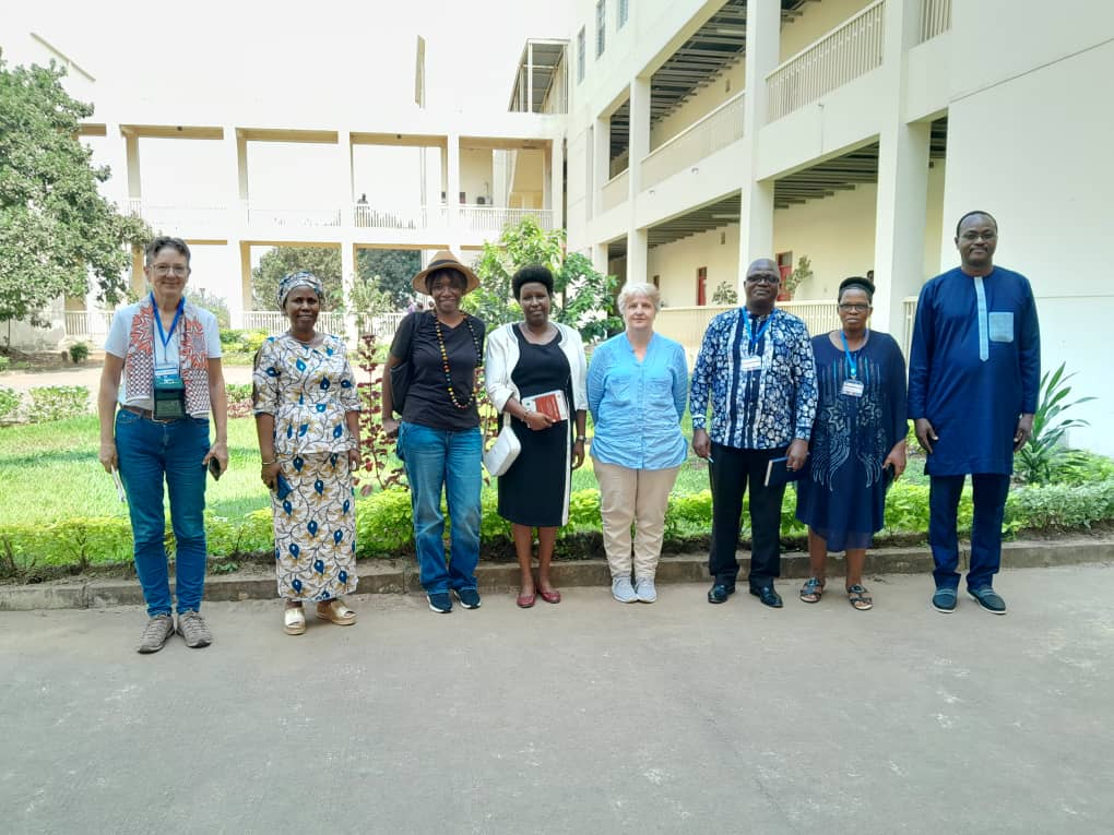 Groupe de participants à l'Ecole CIMPA devant le bâtiment