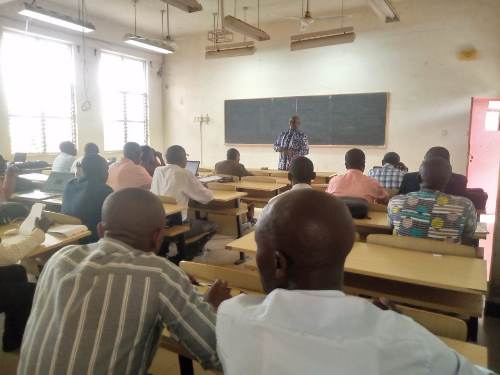 Formateur s'adressant aux enseignants en salle de classe