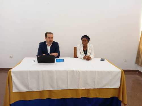 Deux intervenants assis lors d'un entretien