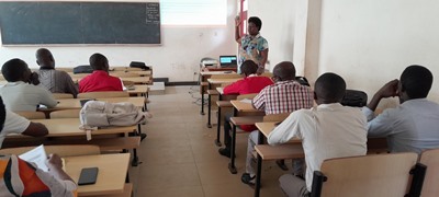 Formateur devant des enseignants en salle de classe