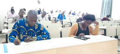 Candidats en train de composer lors d'un concours