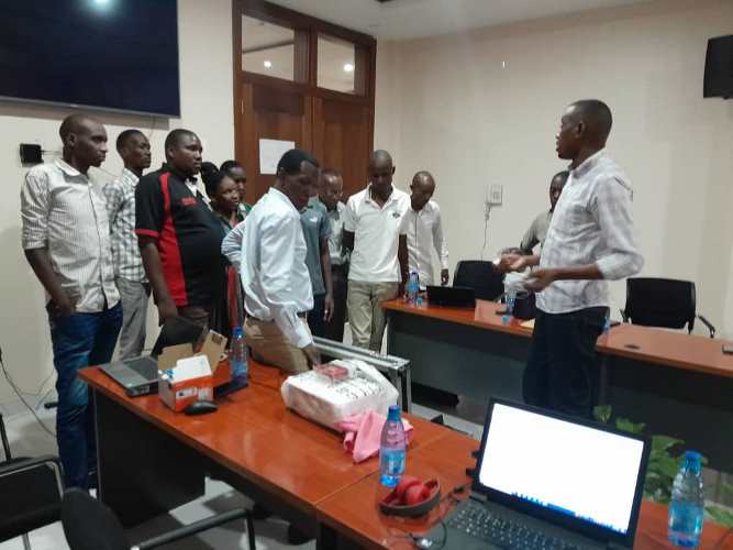 Participants examinant du matériel lors de la formation