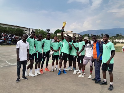 Équipe de basketball tenant le trophée du championnat