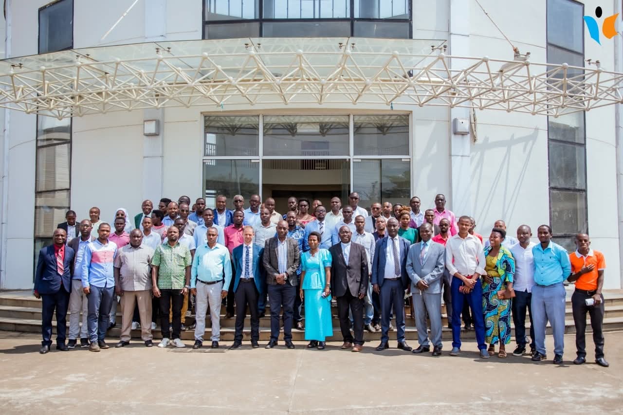 Photo de groupe des participants au forum sur le vermicompostage