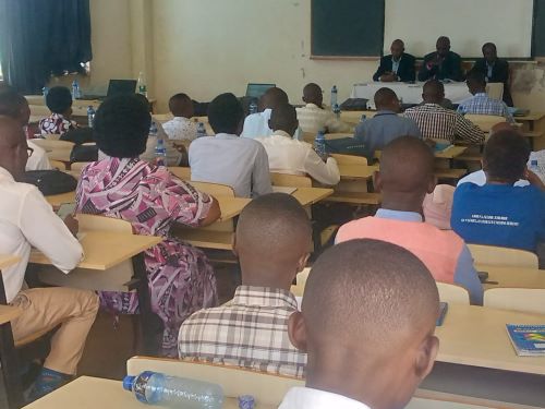Panel s'adressant aux participants lors de la séance de renforcement des capacités