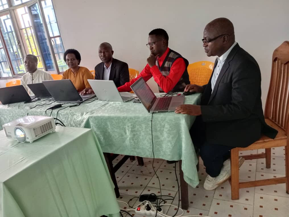 Participants travaillant sur leurs ordinateurs lors de l'atelier de révision des textes