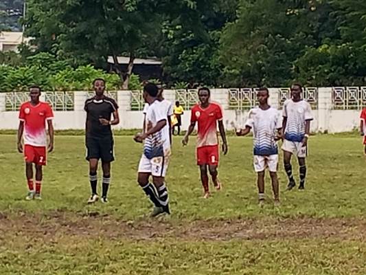 Joueurs de l'ENS lors du match de football