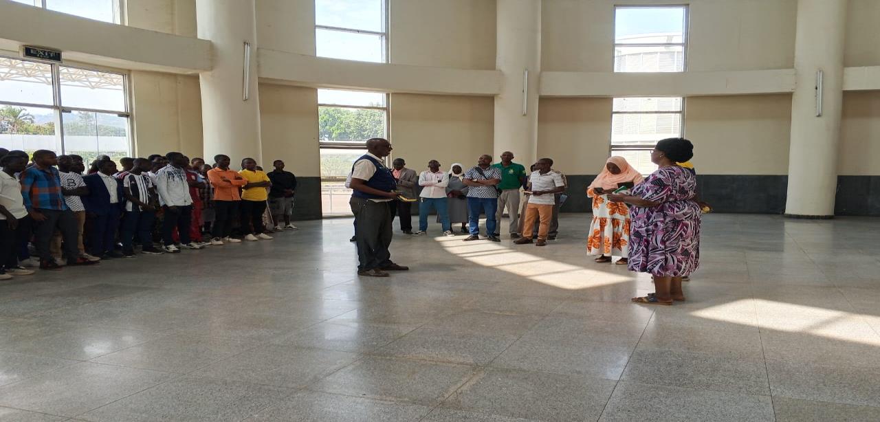 Élèves alignés lors de la visite du représentant de l'IFDC