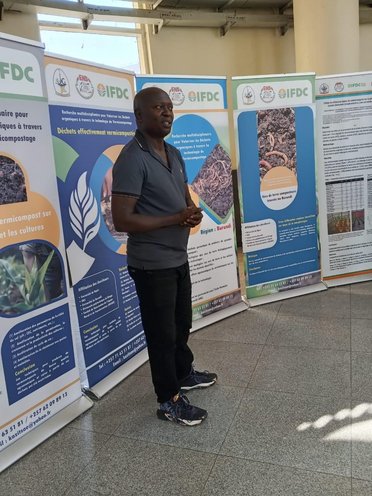 Présentation des panneaux de recherche de l'IFDC sur le vermicompostage