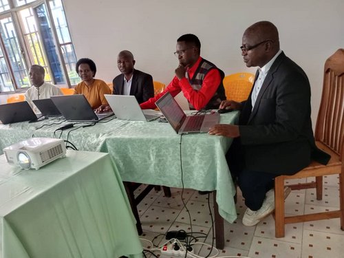 Participants travaillant sur leurs ordinateurs lors de l'atelier de révision des textes
