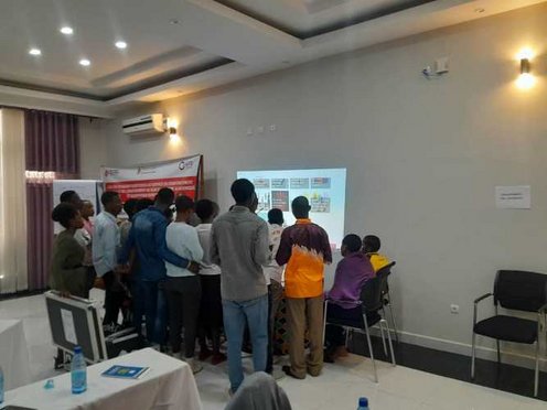 Groupe autour d'un écran lors de l'atelier sur l'Ideas Cube