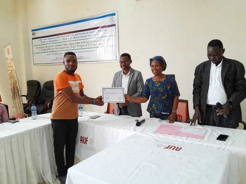 Remise de certificat lors de l'atelier entrepreneurial