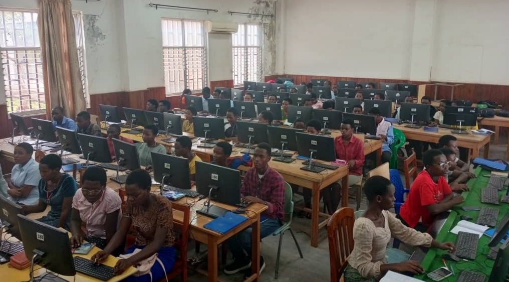 Étudiants dans la salle informatique du campus de Mugara