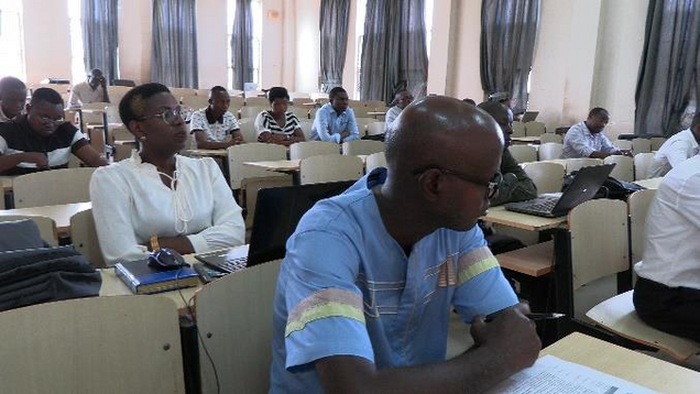 Participant prenant des notes lors du séminaire du CRESA