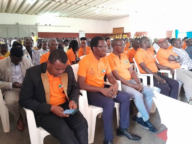 Participants en tenue orange lors de la fête de la langue nationale