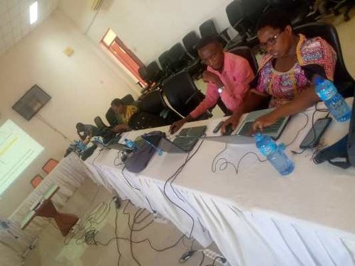 Participants travaillant sur des textes réglementaires