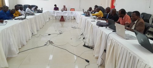 Réunion de validation autour d'une table en U