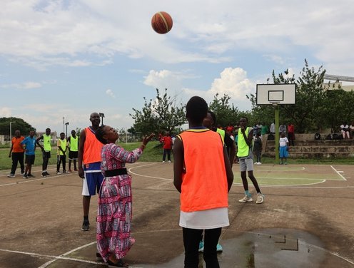 Lancement symbolique du ballon pour ouvrir les activités sportives
