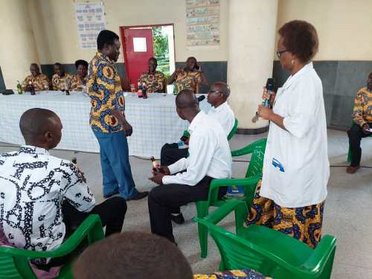 Discussion informelle entre collègues en tenues assorties