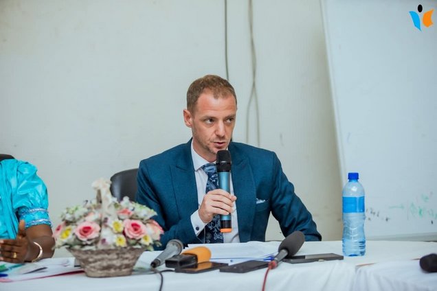 Intervenant s'exprimant lors du forum sur le vermicompostage