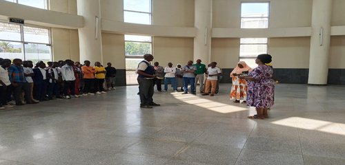 Élèves alignés lors de la visite du représentant de l'IFDC