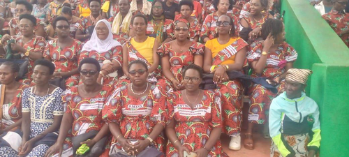 Femmes rassemblées lors de la Journée internationale des femmes