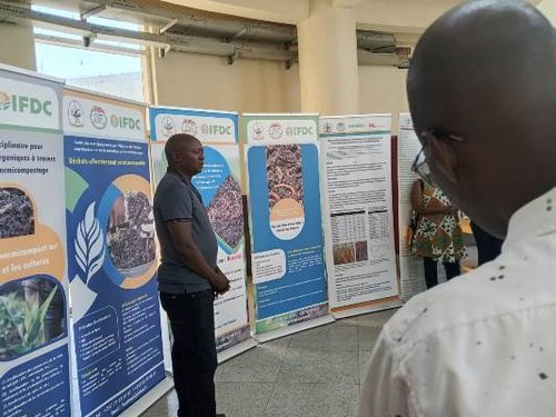 Visite de l'exposition de l'IFDC sur le vermicompostage