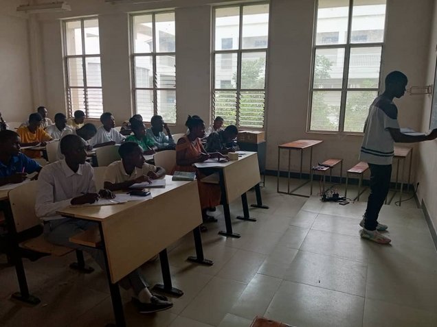 Étudiant au tableau pendant un cours au campus de Gihosha
