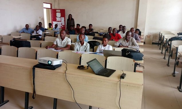 Étudiants en cours dans une salle de classe du campus de Kigobe