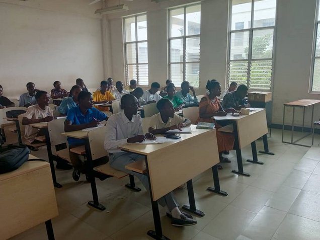 Étudiants suivant un cours dans une salle de classe du campus de Gihosha