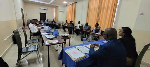 Atelier de travail avec plusieurs participants et ordinateurs portables