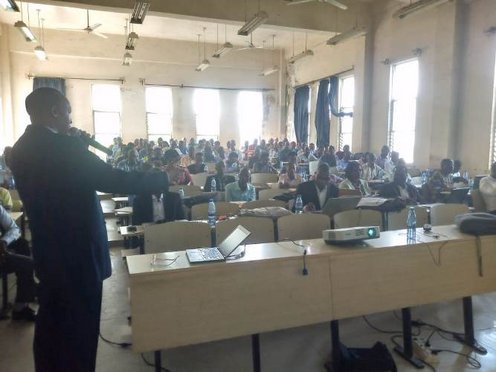Formateur s'adressant aux encadreurs en amphithéâtre