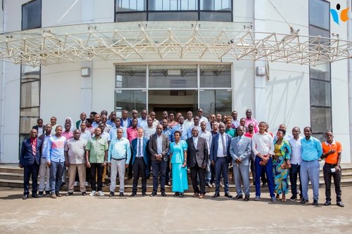 Photo de groupe des participants au forum sur le vermicompostage