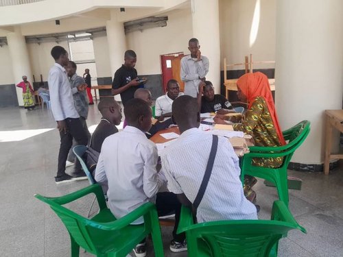 Étudiants lors de leur inscription au rôle