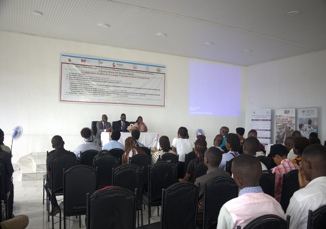 Panel d'officiels lors de la célébration de la Francophonie