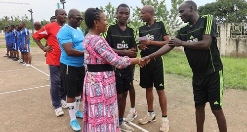Poignées de main lors de l'ouverture des activités sportives