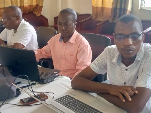 Participants travaillant sur leurs ordinateurs lors de l'atelier de validation