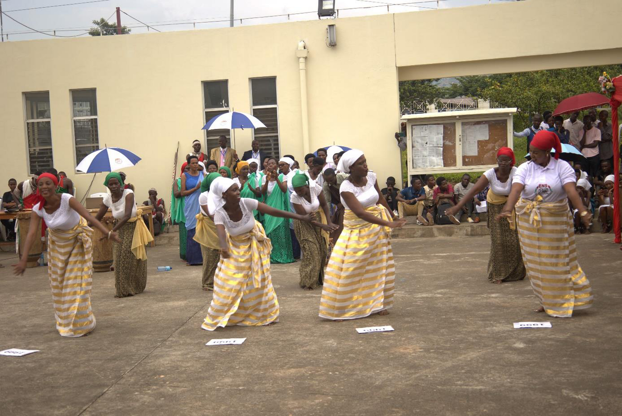 Danseuses traditionnelles lors des cérémonies du jubilé d'argent
