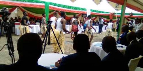 Danseurs traditionnels se produisant sous une tente