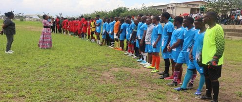 Équipes de football alignées avant le match