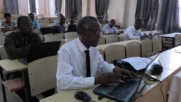 Participant travaillant sur son ordinateur lors du séminaire du CRESA
