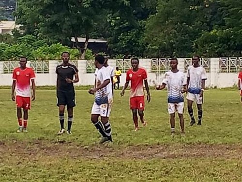 Joueurs de l'ENS lors du match de football